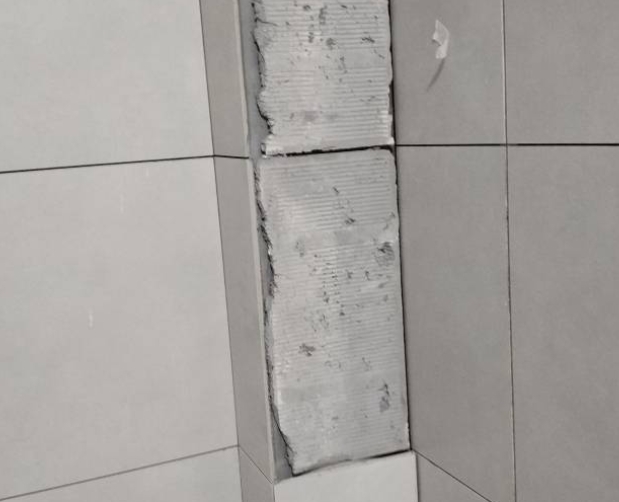 江西瓷砖空鼓维修公司分享下瓷砖施工前基层浇水润湿程度不足，可能导致以下问题