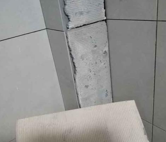 江西瓷砖空鼓维修公司分享下厨房瓷砖脱落的补救措施。